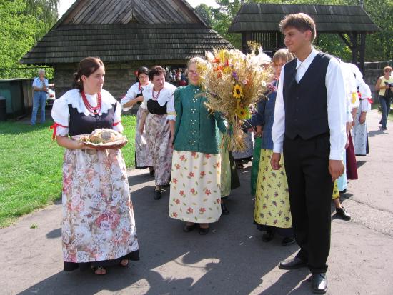 "Dożynkowy chleb niesiemy"