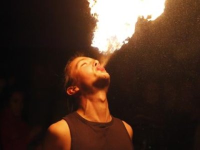 Połykacze ognia w wesołym miasteczku