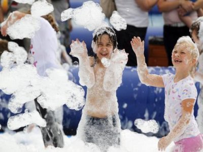 Wykąp się w pianie w wesołym miasteczku