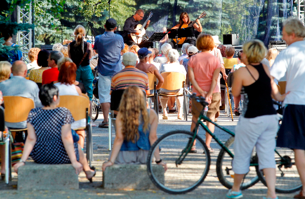 Raźniej we dwoje, czyli gitarowe duety w Rosarium