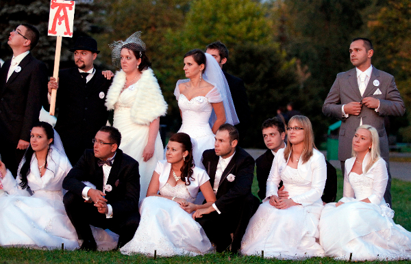 Prawdziwa inwazja par ślubnych. Park wielkim plenerem