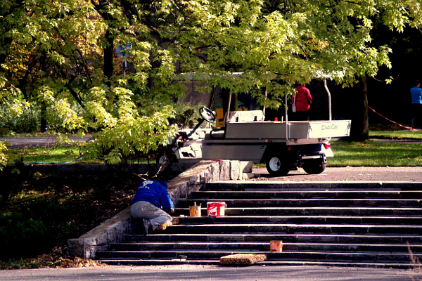 Ostatnie prace przed zimą na parkowych alejach