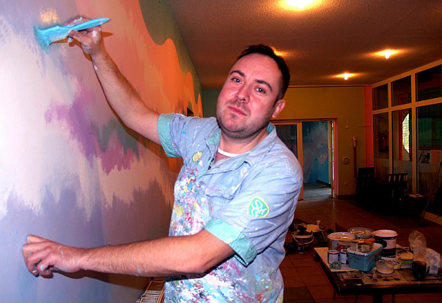 Maciej Kot maluje nową Salę Zabaw Lizzy