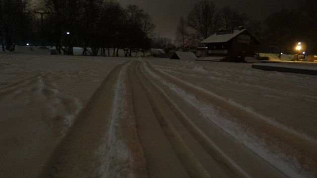 Na alejach wyznaczono ślad dla narciarzy. Warto pobiegać