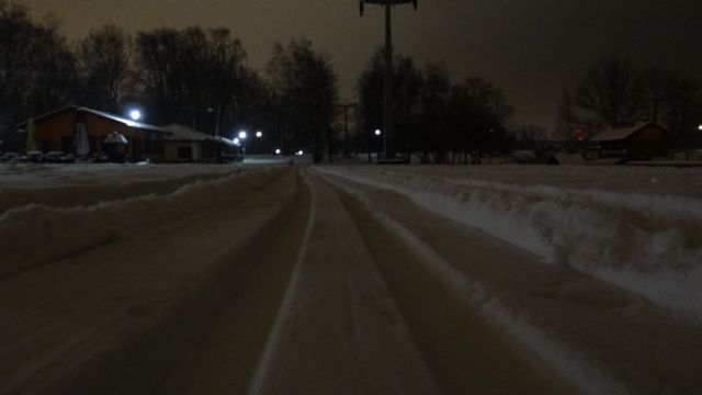 Na alejach wyznaczono ślad dla narciarzy. Warto pobiegać