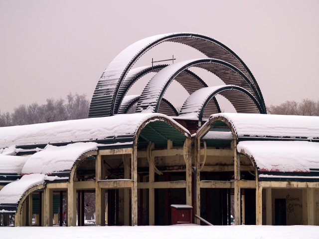 Park okryty śniegiem. Poznajecie te obiekty?