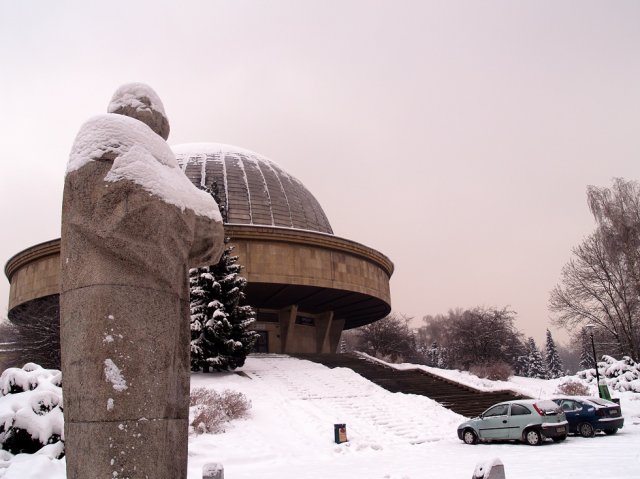 Park okryty śniegiem. Poznajecie te obiekty?
