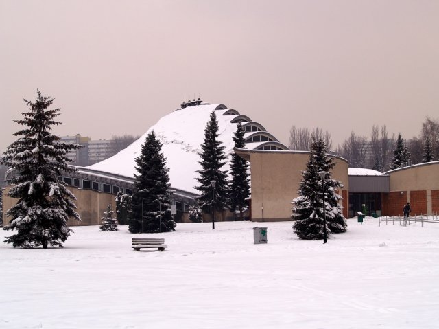 Park okryty śniegiem. Poznajecie te obiekty?