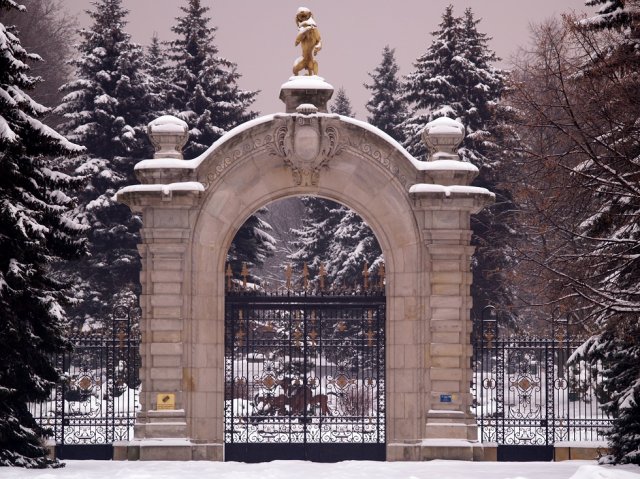 Park okryty śniegiem. Poznajecie te obiekty?