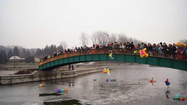 Prawie dwieście dzieci wrzuciło kukły do Kanału Regatowego
