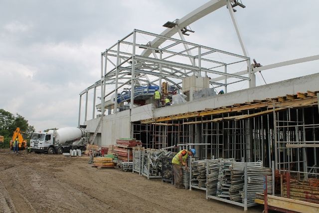 Trwają prace nad elewacjami stacji, zbliża się też wciąganie liny