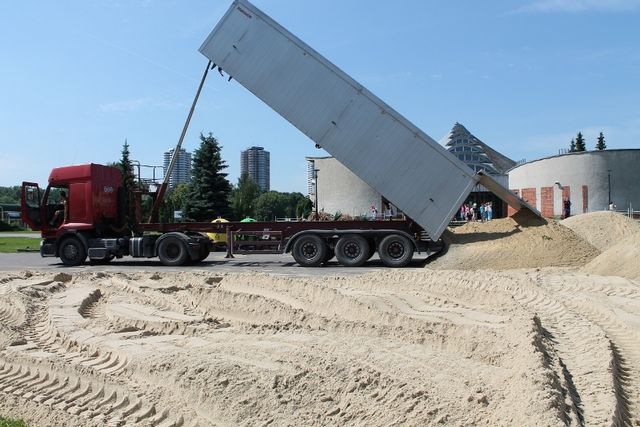 Pod "Kapeluszem" rozpoczęło się wielkie sypanie piasku
