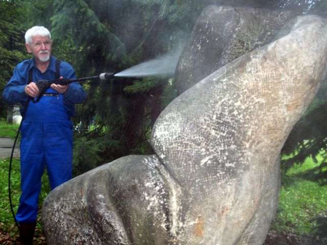 Rozpoczęła się autorska renowacja figur w Galerii Rzeźby Śląskiej