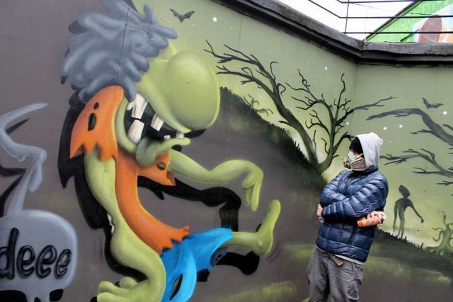 Są nagrobki, jest czaszka, krzesło elektryczne. Wśród tych wszystkich potworów, znalazł się Szwedzki