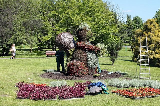 Plenerowe rzeźby już w kwiatach