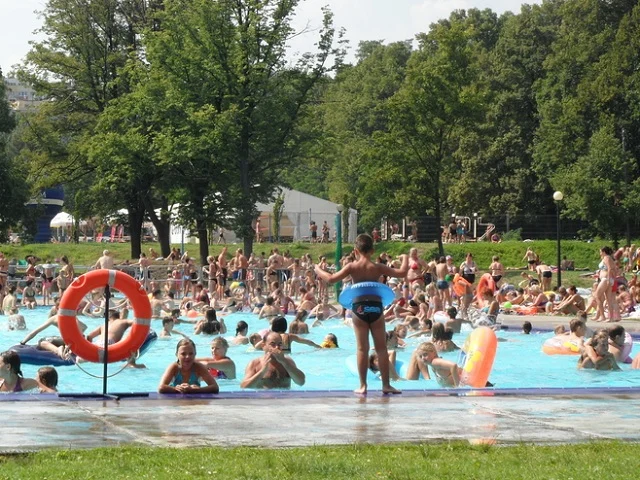Baseny, kąpieliska - gdzie się schłodzić w upalne dni?