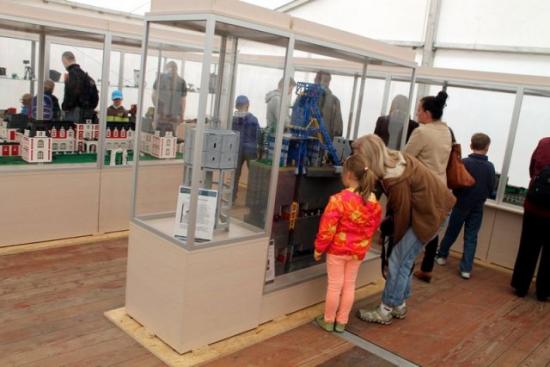 "Latający Pieron" już pędzi po torach. Przy Kanale Regatowym otwarto wystawę "Gryfie klocki"