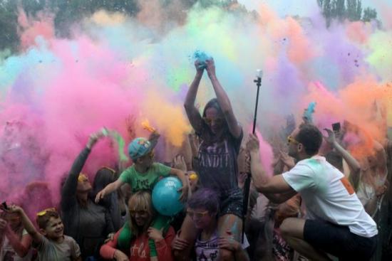 Pola Marsowe utonęły w proszku. Tysiące ludzi przyszły bawić się na Festiwalu Kolorów