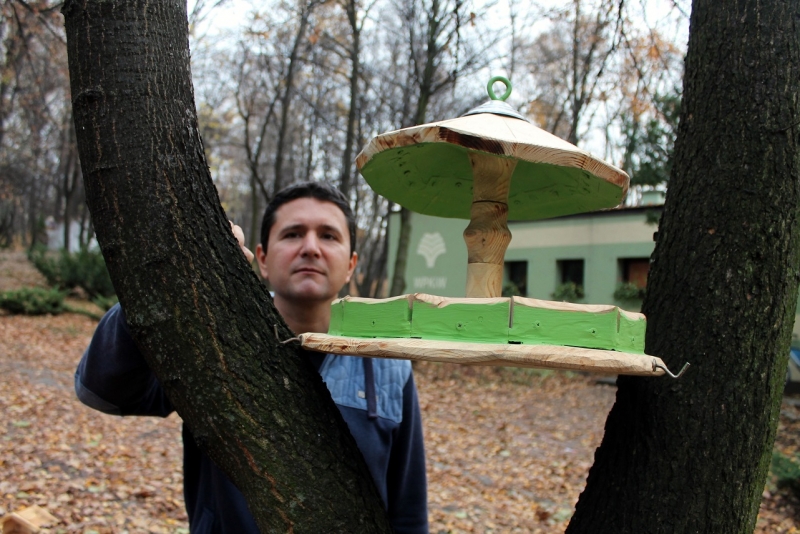 Przyrodnik opowiada o dokarmianiu parkowych zwierząt