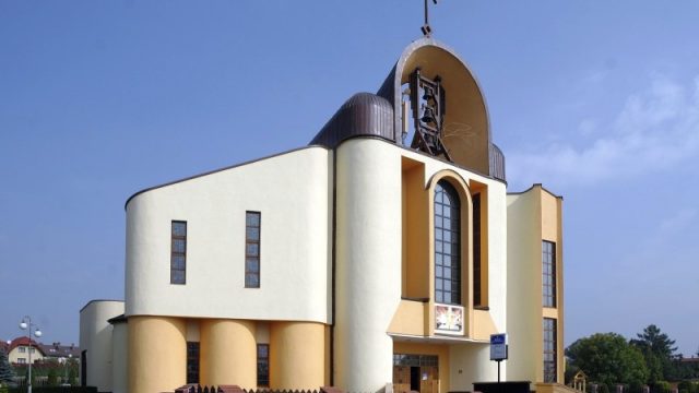 Kostuchna - Kościół pw. Trójcy Przenajświętszej