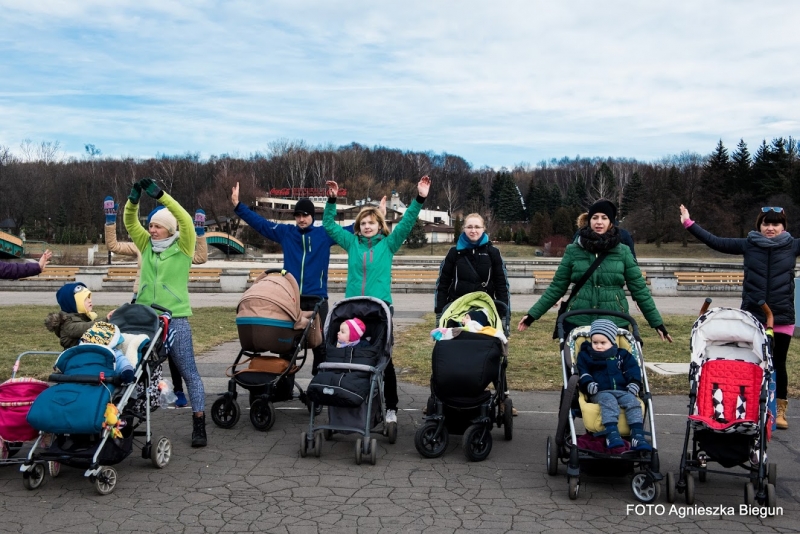 BuggyGym na parkowych alejach, czyli step, wózki i zadowolone maluchy