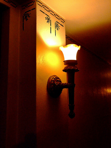 Lampa na korytarz  co warto wybrać?