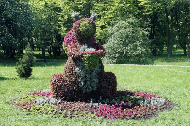 Park Śląski coraz bardziej kolorowy. Obsadzane są kwietniki i rzeźby plenerowe