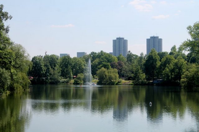 Park Śląski coraz bardziej kolorowy. Obsadzane są kwietniki i rzeźby plenerowe