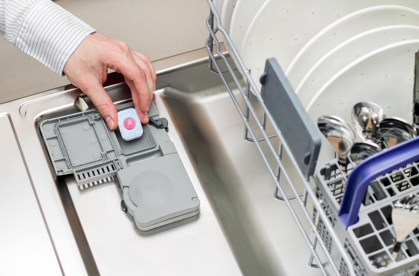 Kłopoty ze zmywarką - samodzielna naprawa czy pomoc fachowca?