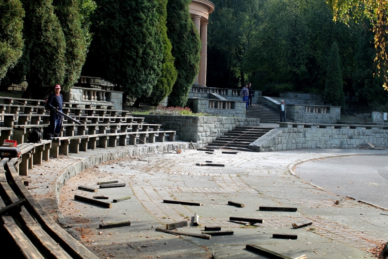 Duży Krąg Taneczny oświetlony i pod okiem kamer