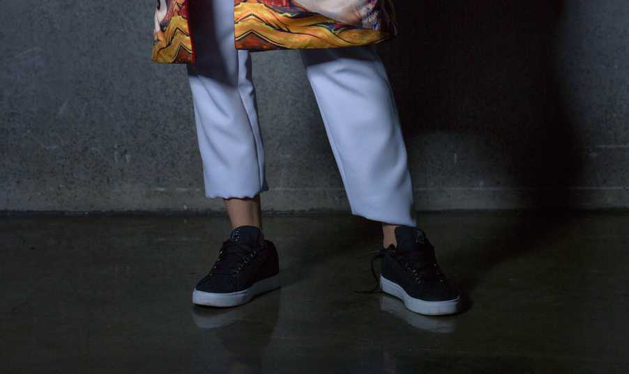 Trampki na salonach czyli detronizacja szpilek