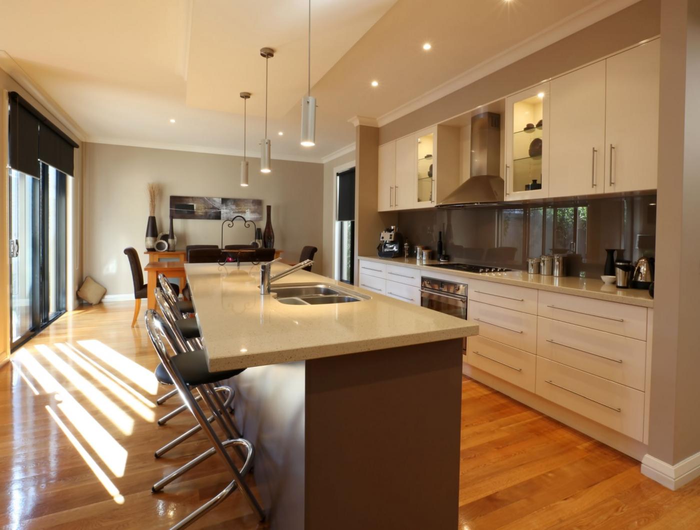 Panele do kuchni. Jakie wybrać, by podłoga była odporna i wytrzymała?