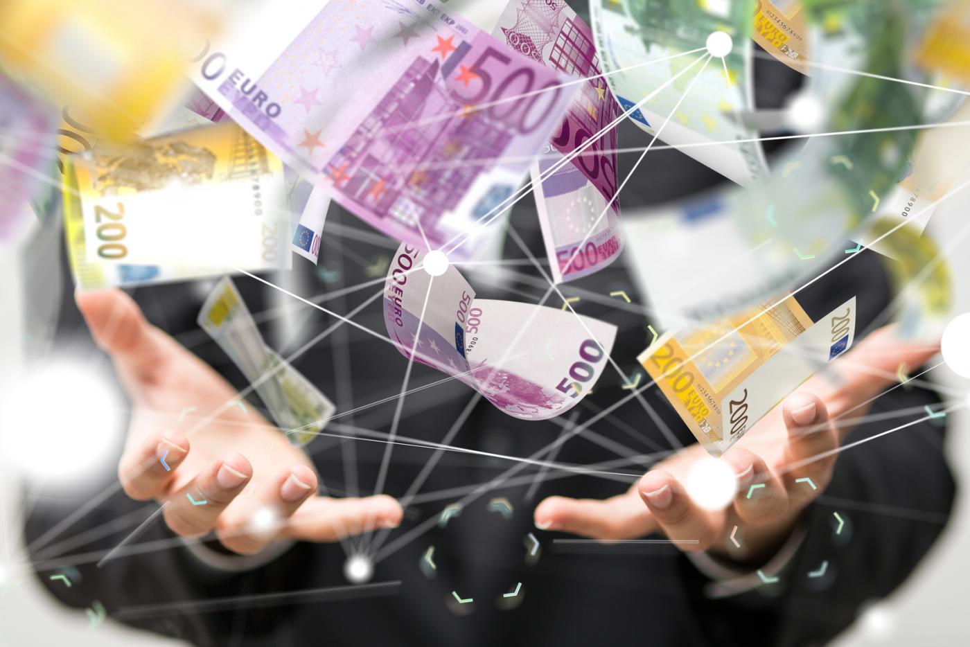 Czy i komu opłaca się wymiana walut online?