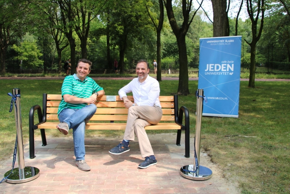 Uniwersytet Śląski ma w Parku Śląskim własną ławkę