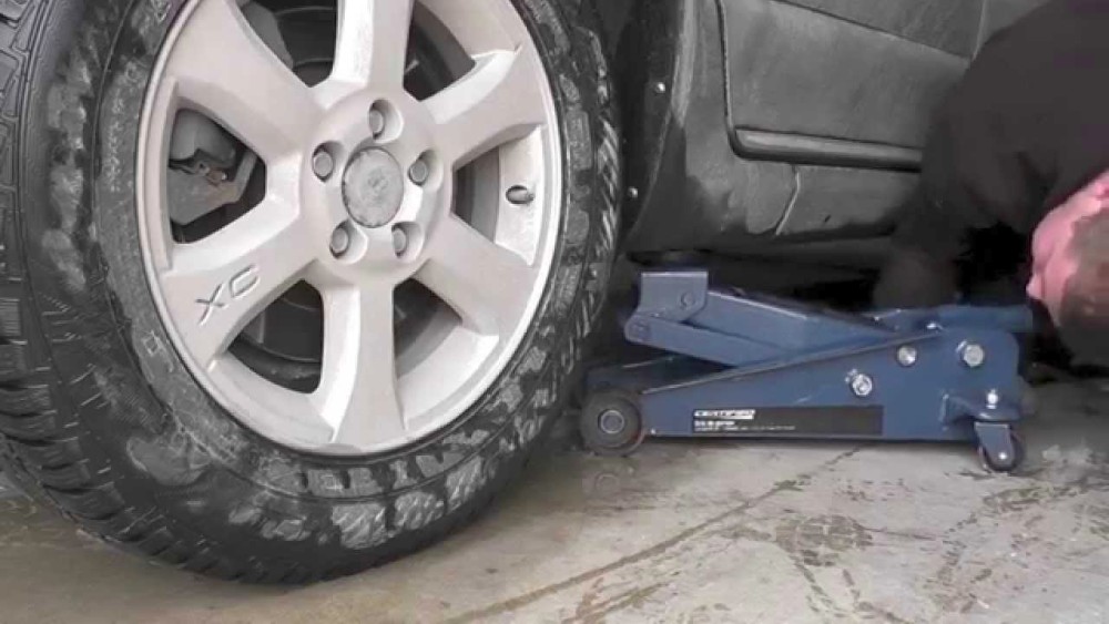 Co nam daje zmiana opon na zimowe?