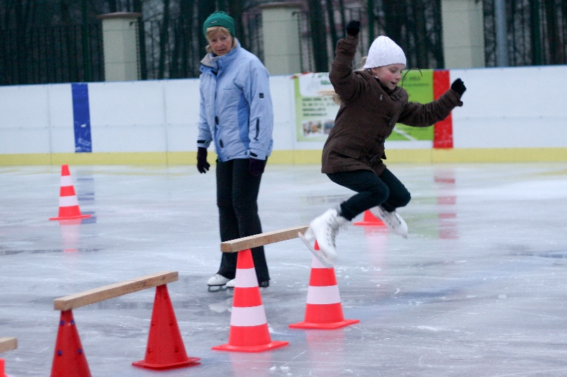 Pierwsze kroki na lodzie oraz nauka gry w hokeja na lodzie