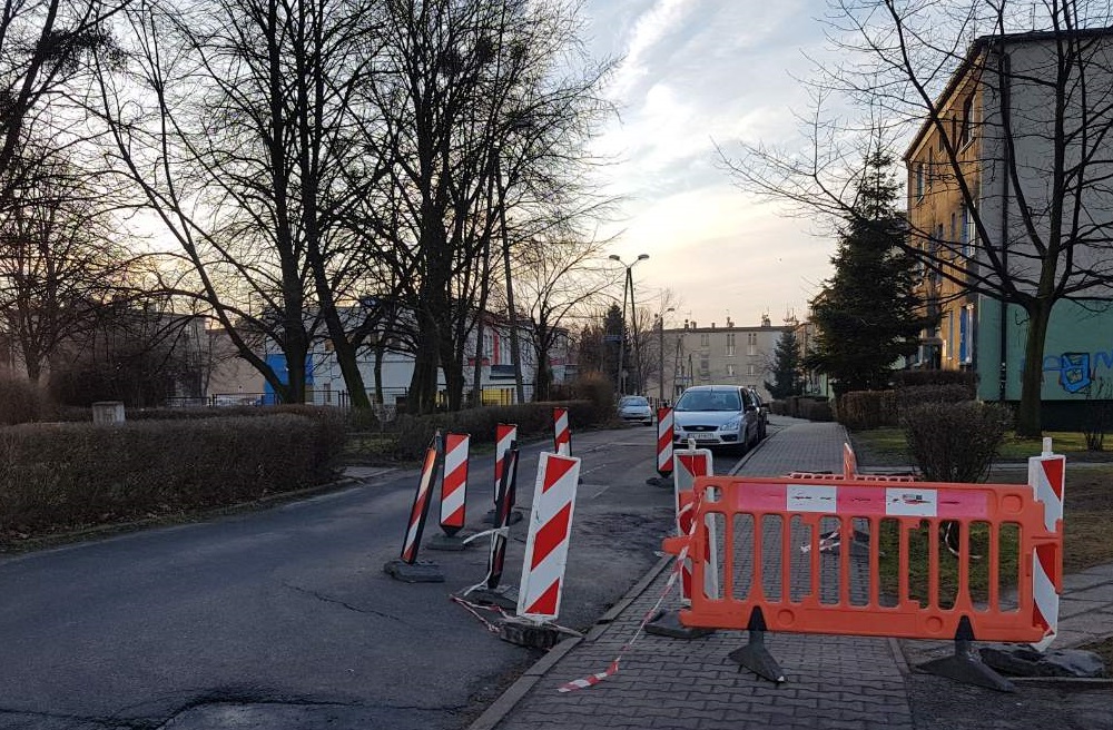 Co dalej z uszkodzoną jezdnią i chodnikiem na ulicy Astrów?