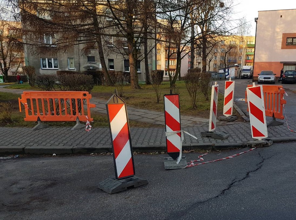 Co dalej z uszkodzoną jezdnią i chodnikiem na ulicy Astrów?