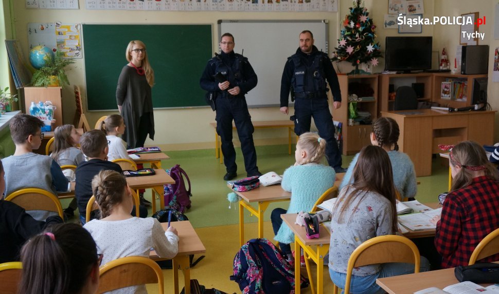Policjanci o bezpieczeństwie z dziećmi podczas ferii