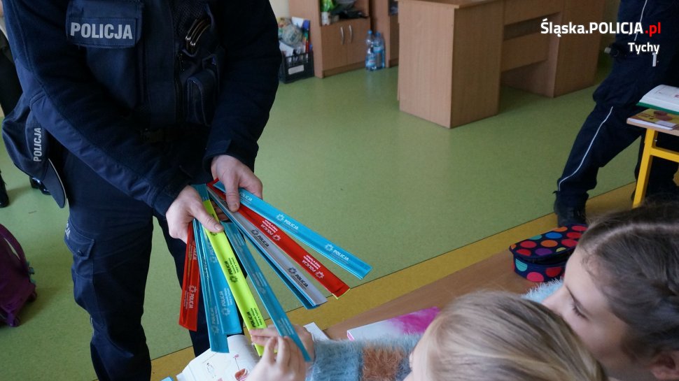 Policjanci o bezpieczeństwie z dziećmi podczas ferii