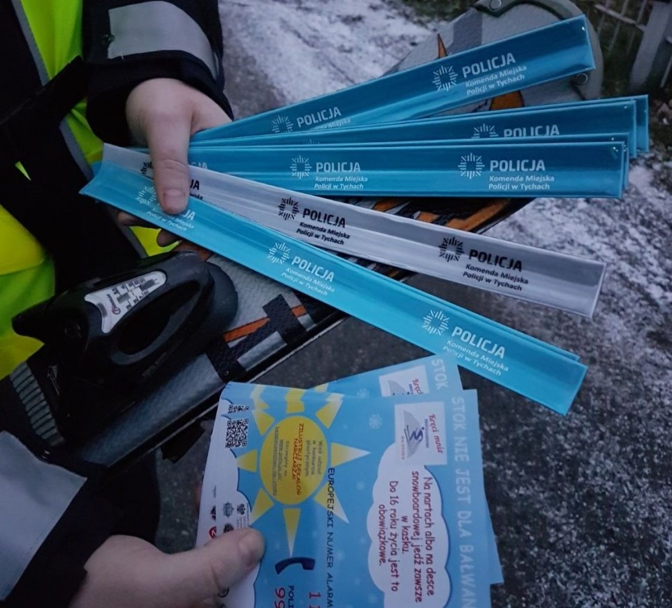 Policjanci promują bezpieczeństwo na stoku