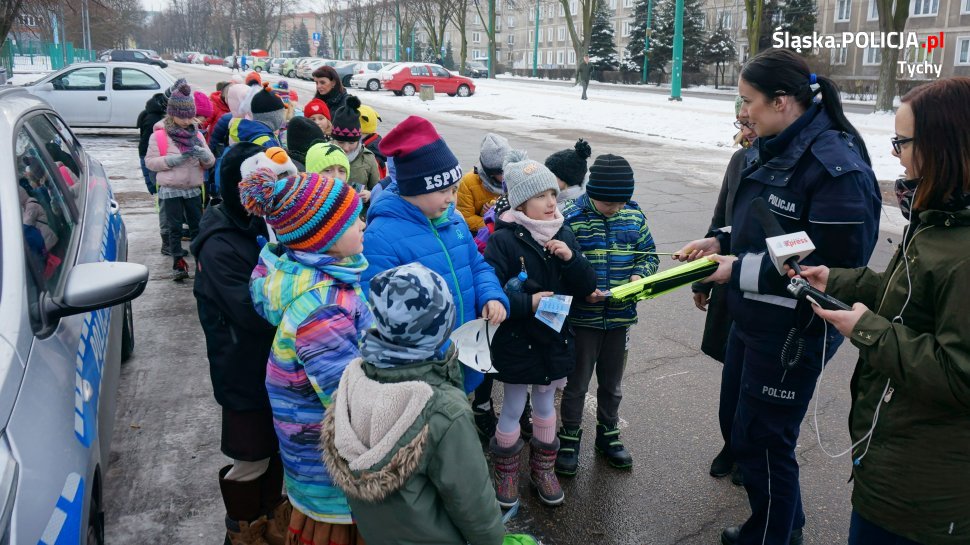 Policjanci dbają o bezpieczeństwo małych podróżnych