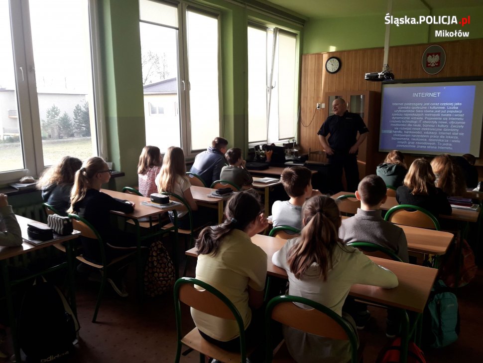 Orzescy dzielnicowi profilaktycznie z młodzieżą