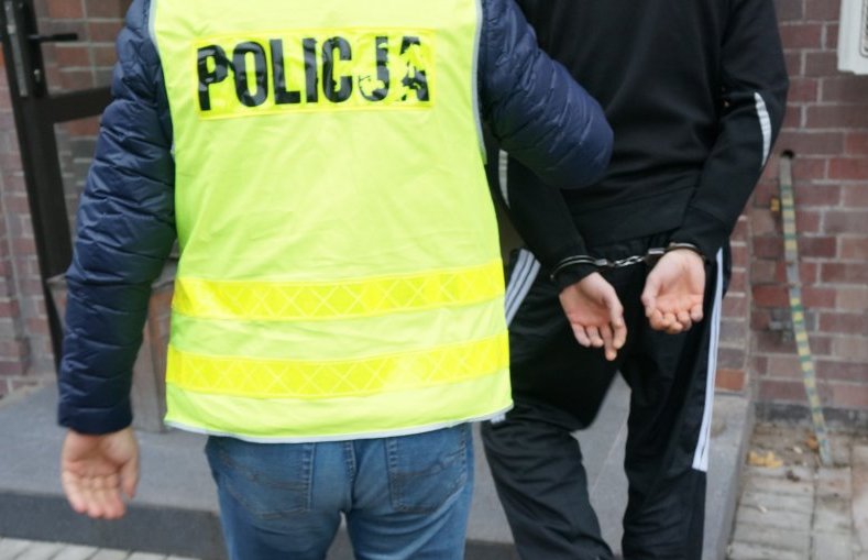 Poszukiwany 25-latek jechał pijany i bez prawa jazdy