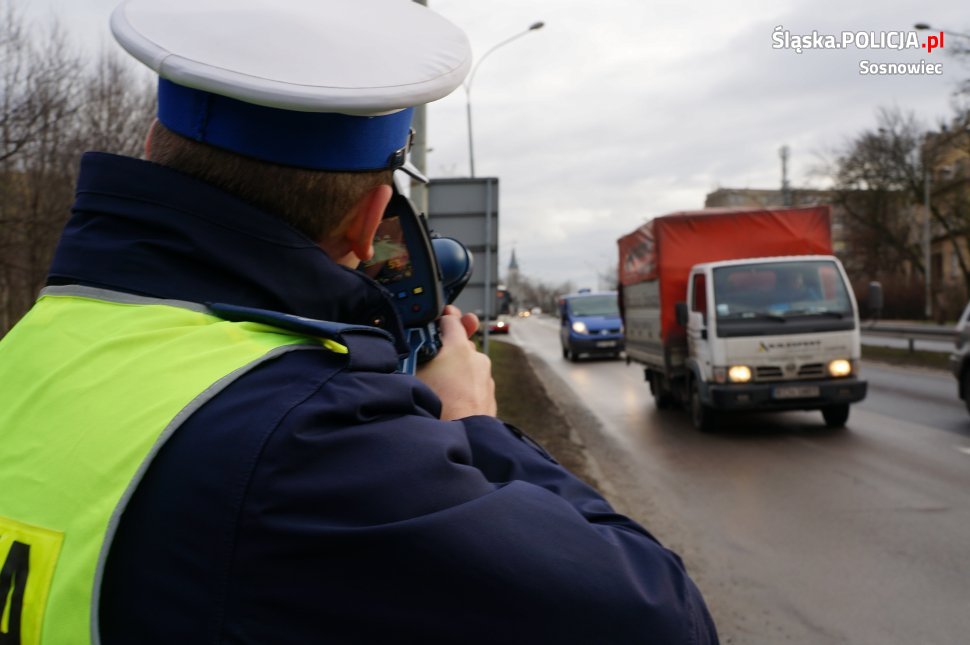 Policjanci zaprezentowali przedstawicielom prasy nowy laserowy miernik prędkości