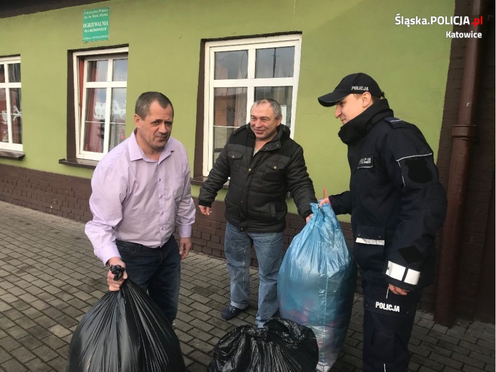 Dzielnicowi przekazali bezdomnym ubrania