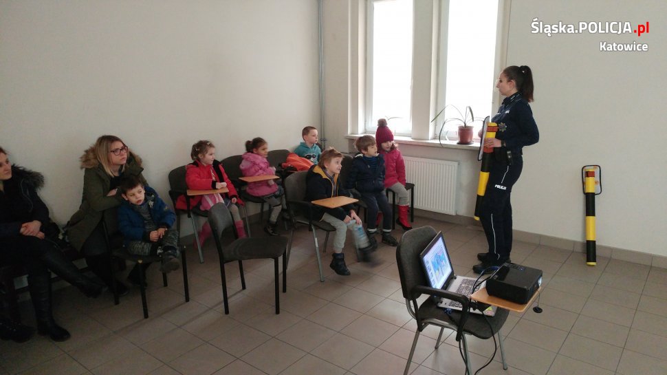 Dzieci odwiedziły policjantów z katowickiej "czwórki"