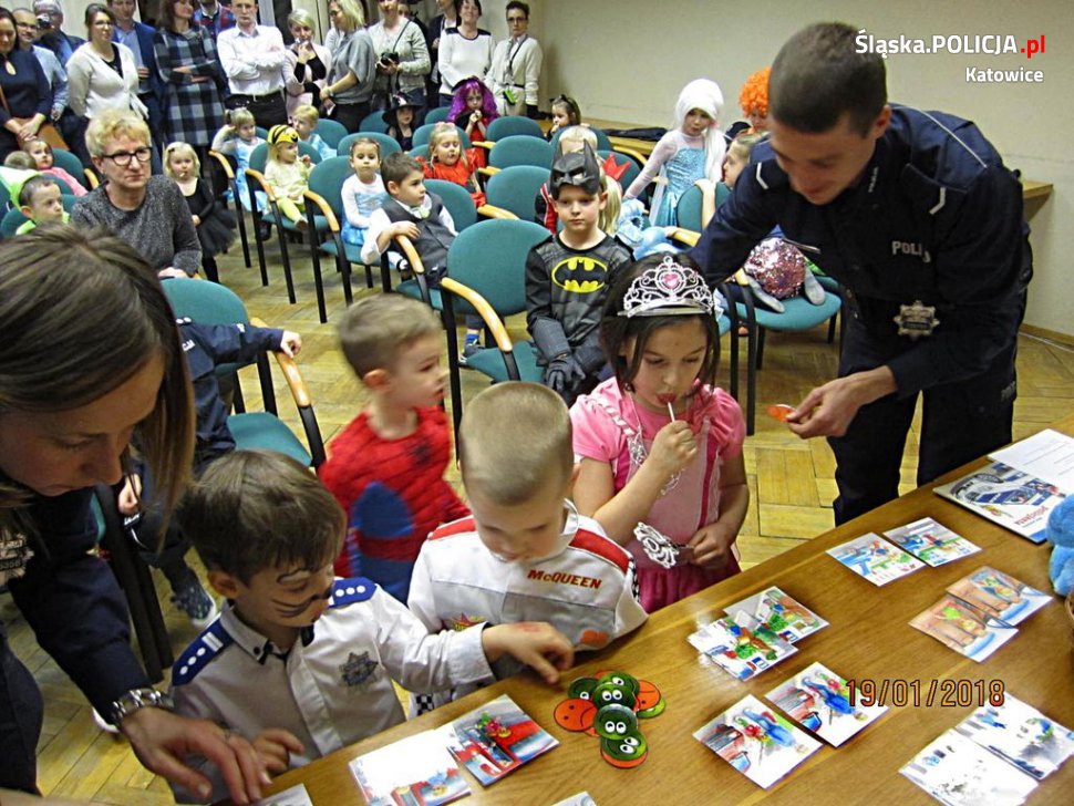 Policjanci i Sznupek na balu karnawałowym