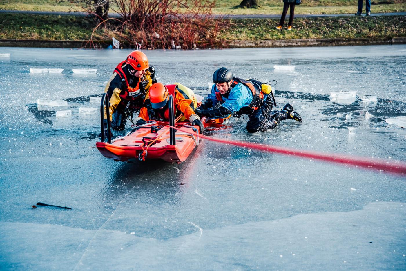 Strażacy i policjanci pokazali jak bezpiecznie spędzić ferie