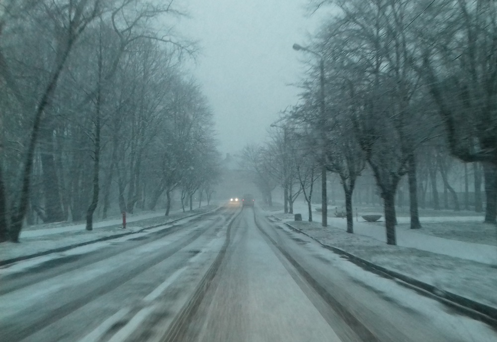 Kilka dni ze śniegiem: 5 kolizji, 1 wypadek
